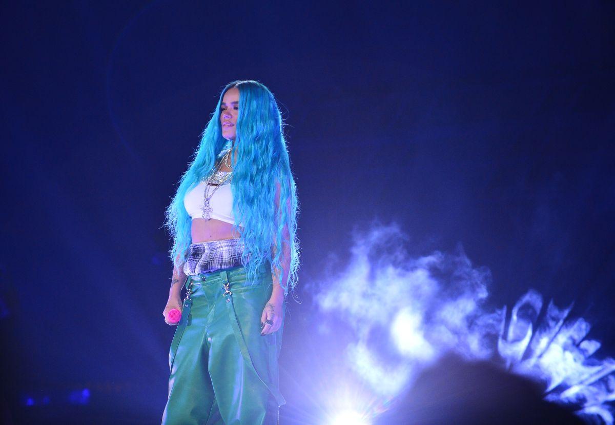 LaOpinionLA's tweet photo. 🏁 ¡ @karolg LLEGÓ VOLANDO EN SU FERRARI! 🏎️ Y sobre sus fans el Allstate Arena de Chicago en su Strip Love Tour https://t.co/UiwdK4sacT #karolg #elmakinon #ferrari #bichota #gatubela #generourbano #reggaeton #colombia #striplovetour #mujer #musica #latina https://t.co/FU6zsPZ8i1