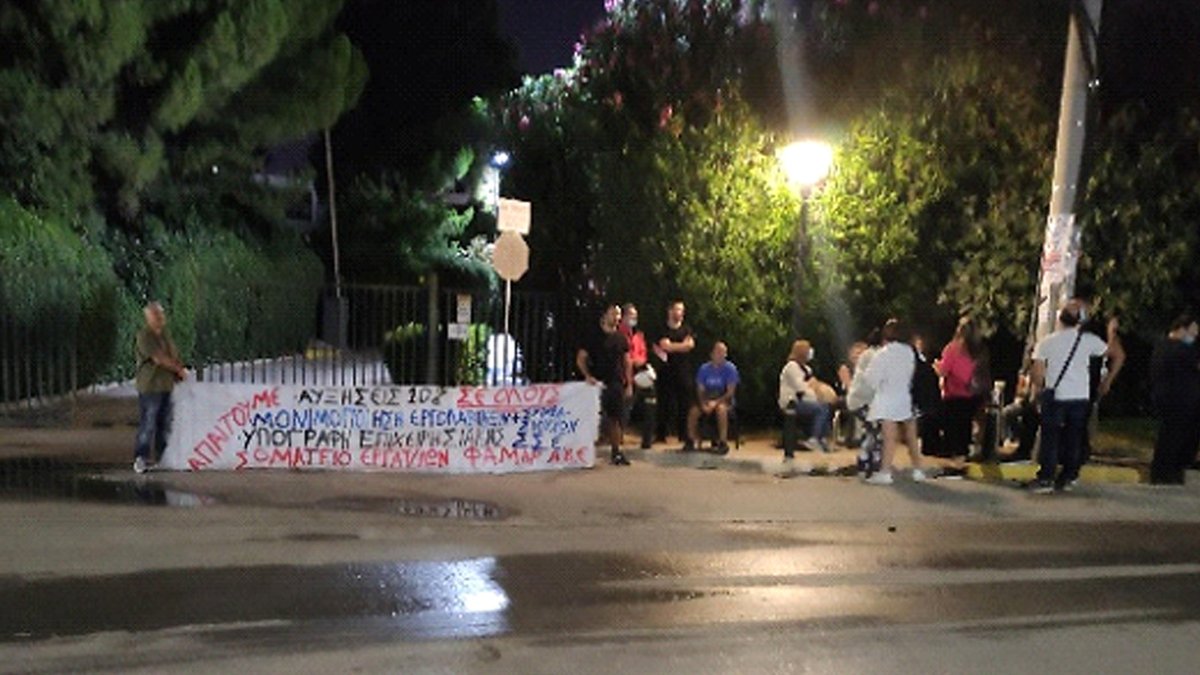 PAME_Greece's tweet photo. #FAMAR Group workers in Athens start 4hr #strikes since dawn demanding
📈 10% pay rise
⛔️ stop outsourcing
👩🔬 full time-steady jobs https://t.co/N3peQaTEqc