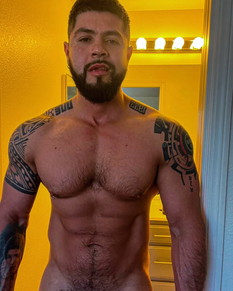 spicyydaddy's tweet photo. Go down babe ⬇️ 👿 #hunk #daddy #tattoed #beard #hotpapi   👉https://t.co/ACkZh967bQ https://t.co/Brg3Dn5MYX