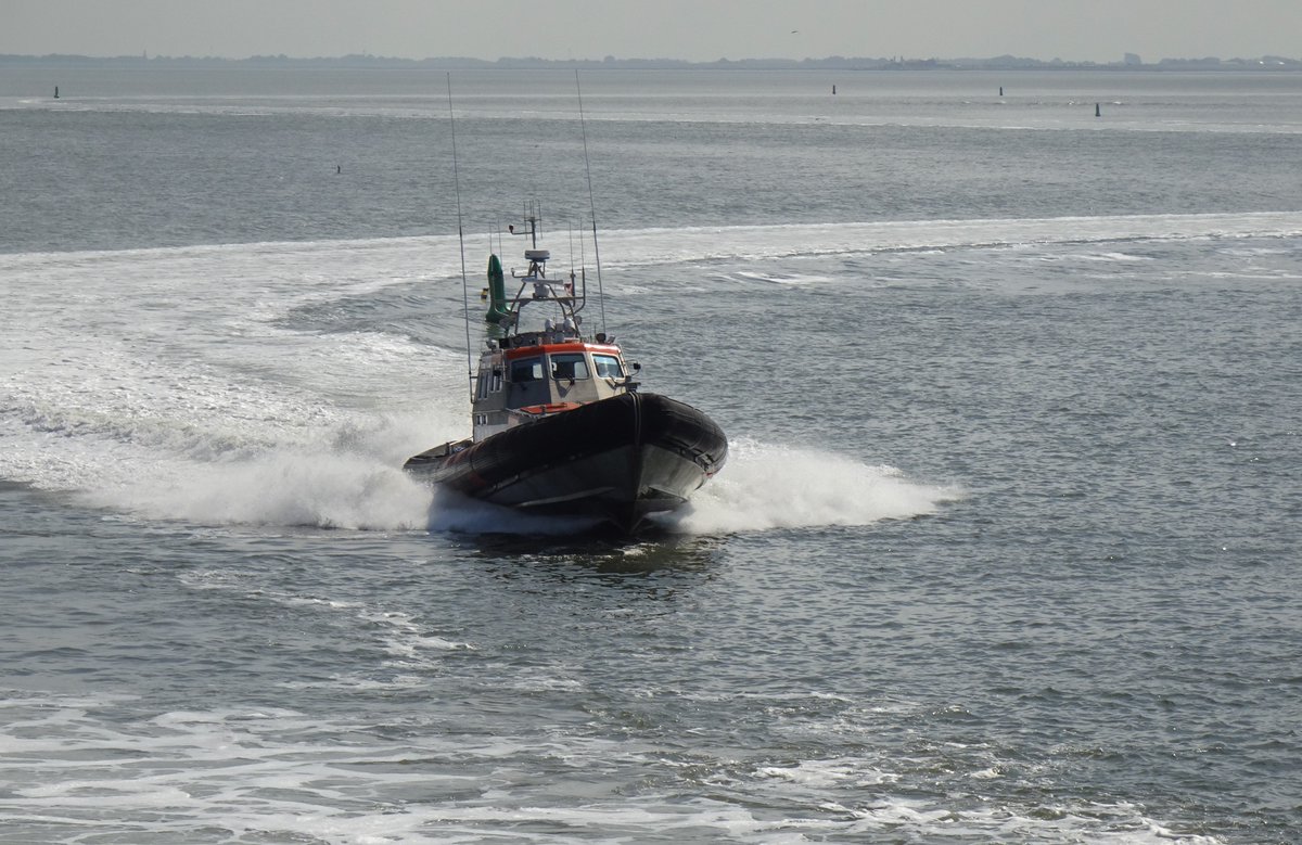 EasySailNL's tweet photo. Recent met de camper (als #bootmakelaar is het niet altijd bootjes tijd.... ja, eigenlijk ook wel) naar #Ameland geweest, machtig mooi. Op de heenreis was het al raak, de #KNRM kwam even voorbij denderen en op het eiland zelf waren ze ook actief. Ben jij al lid? @KNRM, doen! https://t.co/PU55LWCUMm