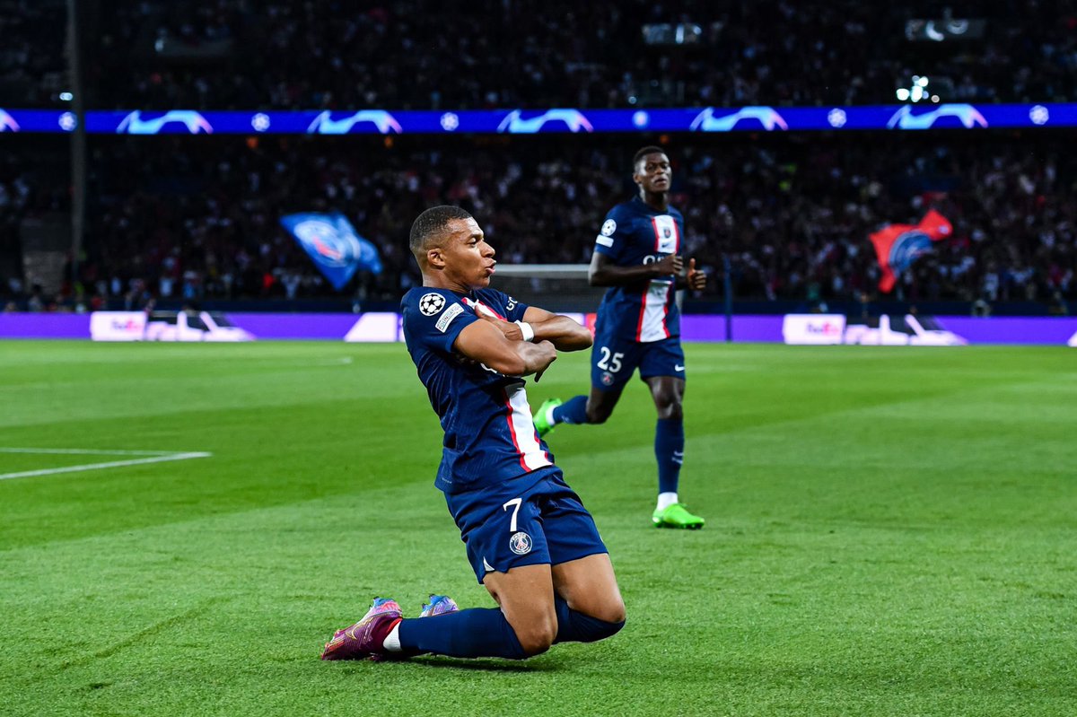 lnstantFoot's tweet photo. Thierry Henry préfère Mbappé plutôt qu’Haaland :

« Mbappé peut créer et finir, Haaland ne crée pas. Mbappé peut jouer à droite et à gauche. Il peut jouer dans l’axe. Haaland ne peut jouer que dans l’axe. […] Pour l'instant, Mbappé a toujours mon vote. » 🇫🇷✨

(🗣 @CBSSports) https://t.co/NaCNOnFkT0