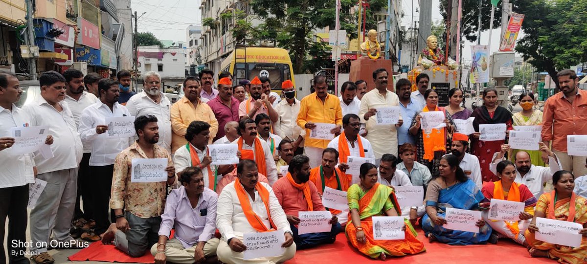 bgusofficial's tweet photo. Bhagyanagar #GaneshUtsav Samithi #Secunderabad Assembly #BGUS Office Bearers, Div Convenors, Members, Ganesh Pandals joined to show Unity in support of Dr Bhagwanth Rao Ji,Gen Sec &amp; #BGUSHungerStrike to demand Govt to arrange for peaceful immersion of Lord Ganesh in Vinayak Sagar https://t.co/m0QzeAuNtk