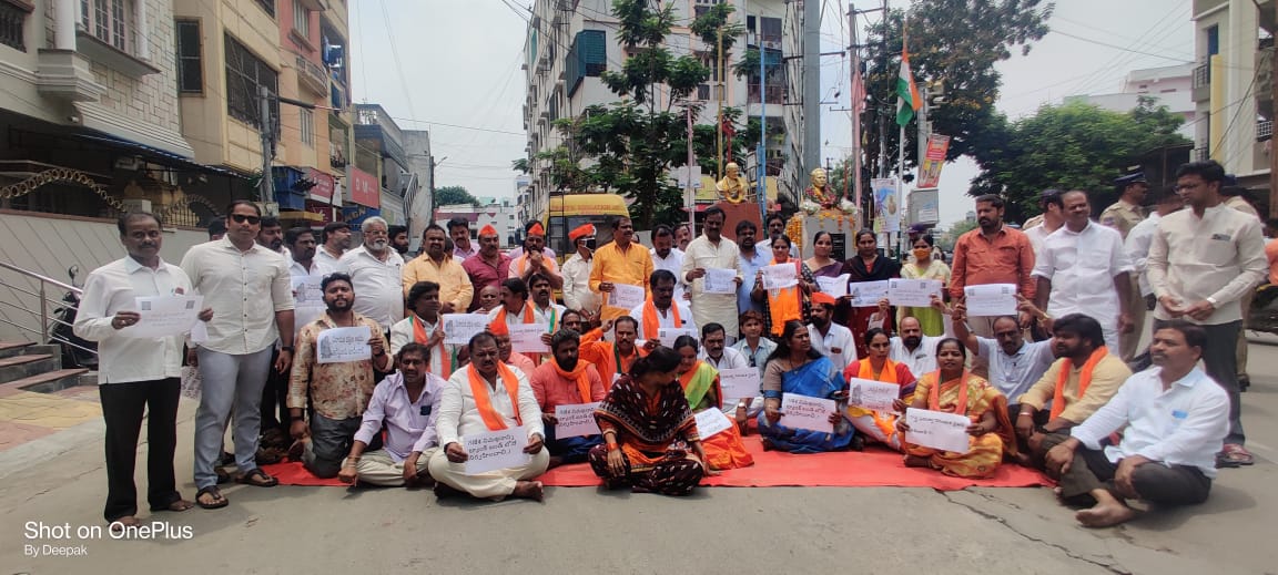 bgusofficial's tweet photo. Bhagyanagar #GaneshUtsav Samithi #Secunderabad Assembly #BGUS Office Bearers, Div Convenors, Members, Ganesh Pandals joined to show Unity in support of Dr Bhagwanth Rao Ji,Gen Sec &amp; #BGUSHungerStrike to demand Govt to arrange for peaceful immersion of Lord Ganesh in Vinayak Sagar https://t.co/m0QzeAuNtk