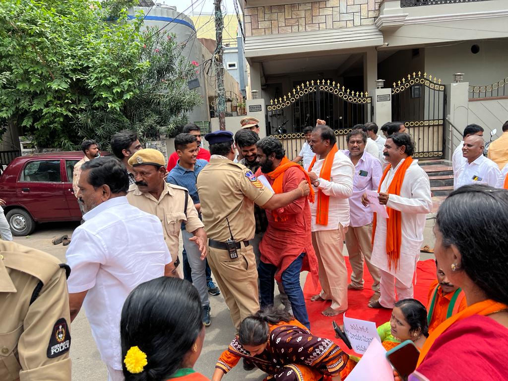 bgusofficial's tweet photo. Bhagyanagar #GaneshUtsav Samithi #Secunderabad Assembly #BGUS Office Bearers, Div Convenors, Members, Ganesh Pandals joined to show Unity in support of Dr Bhagwanth Rao Ji,Gen Sec &amp; #BGUSHungerStrike to demand Govt to arrange for peaceful immersion of Lord Ganesh in Vinayak Sagar https://t.co/m0QzeAuNtk