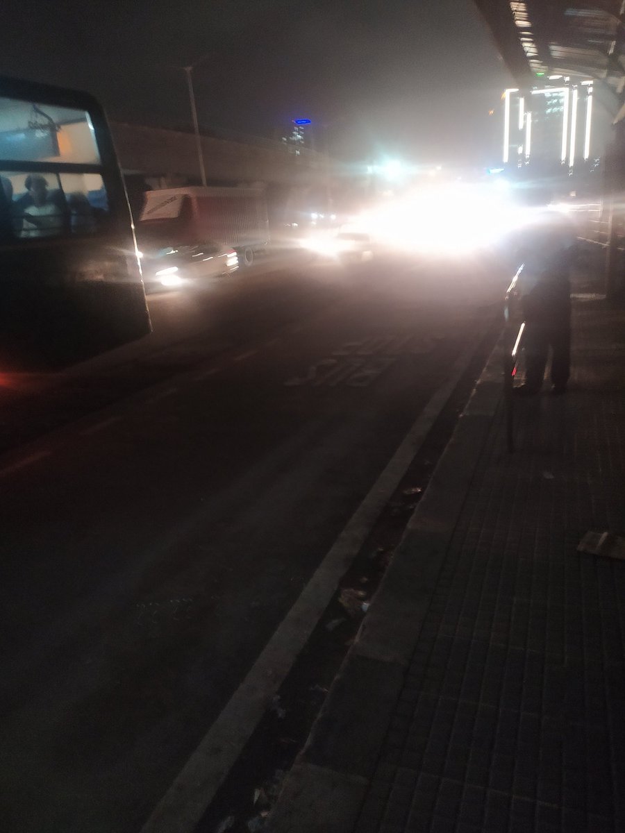 Suraj_M_G's tweet photo. Huskur gate bus stop towards Hosur does not have minimum safety measures like lights. Inconvenient to elders and ladies.@BMTC_BENGALURU @BMTC @bbmpcommr #bmtc #Bengaluru https://t.co/uhi3T43vZ6