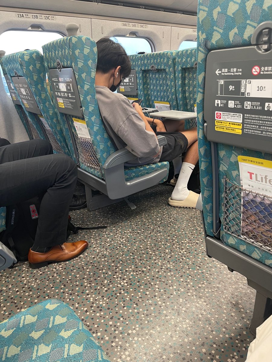 喜歡白襪大學生還是西裝上班族呢？