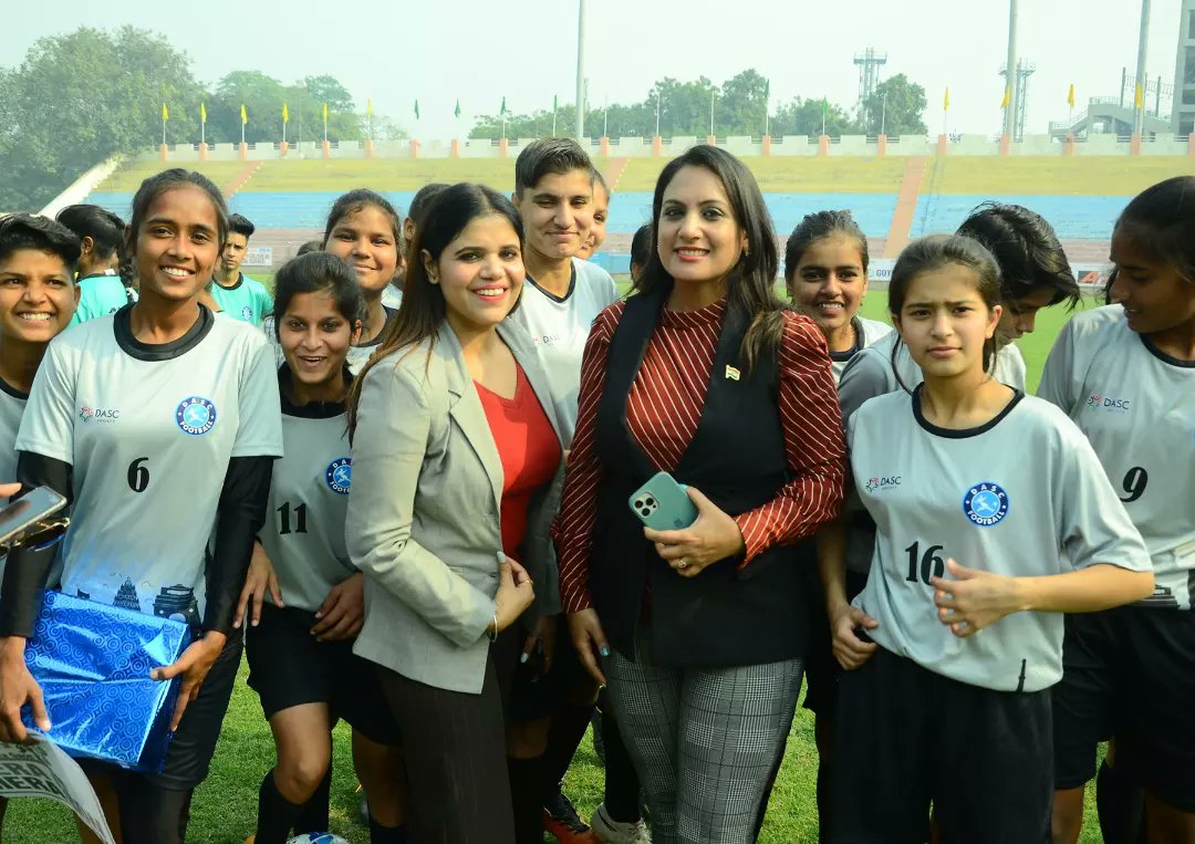 VinnyChauhan12's tweet photo. Feeling honoured to meet Ms. Sonal Goel Mam, IAS
She is a motivation for all women's. Getting clicked with her is no less than a dream come true 😇
Thanks ma'am 🙏
Successful First Dasc Women's Football Championship.
@sonalgoelias
@dineshaswal
@dasc_society
#IAS #sonalgoyal https://t.co/PYih40J1oa