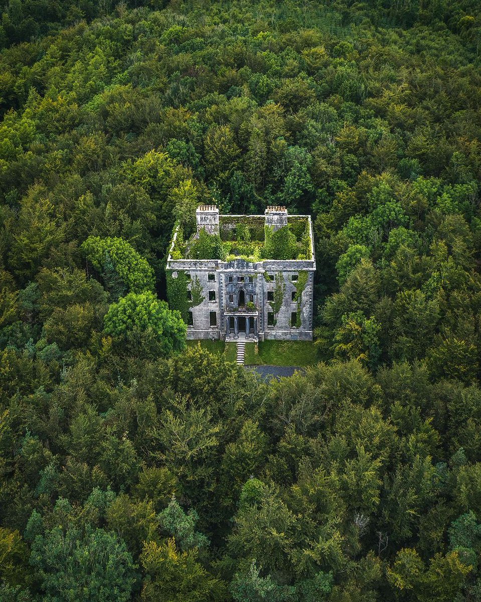 Moore Hall is clearly getting ready for the ✨spooky✨ season

📍Moore Hall, County Mayo

📸 instagram.com/brianfoxphoto/