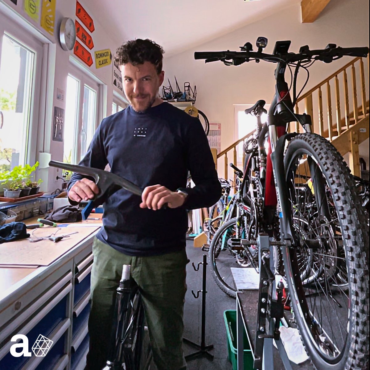 🚲 A #topologically optimized #lightweight #handlebar for all you #bike enthusiasts out there... That'd be great, wouldn't it? 📌 Check out the case study on our website right here: eu1.hubs.ly/H01HDBw0

#composites #3dprinting #additivemanufacturing #cycling #lightweight