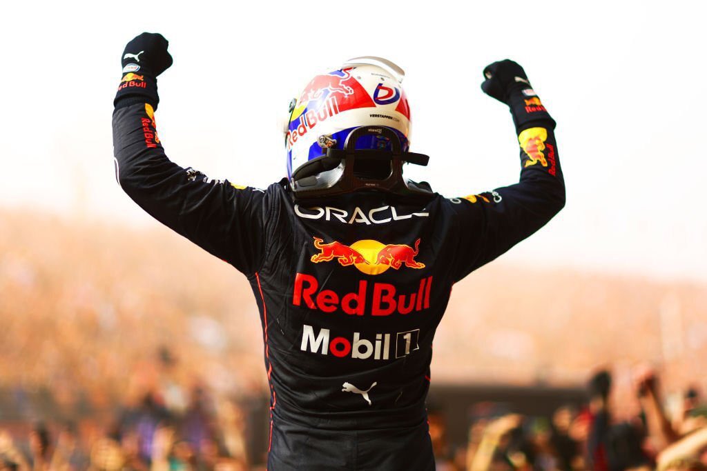 🎙️Helmut Marko: "Verstappen, Red Bull'un sahip olduğu en hızlı sürücü konumunda. Araç üzerinde inanılmaz bir kontrolü var. Özellikle limitteyken bunu yapabilmesi inanılmaz. Bu yüzden onu, Ayrton Senna ile karşılaştırdım. Zamanında bana tepki gösterenler, şimdi aynı fikirdeler."