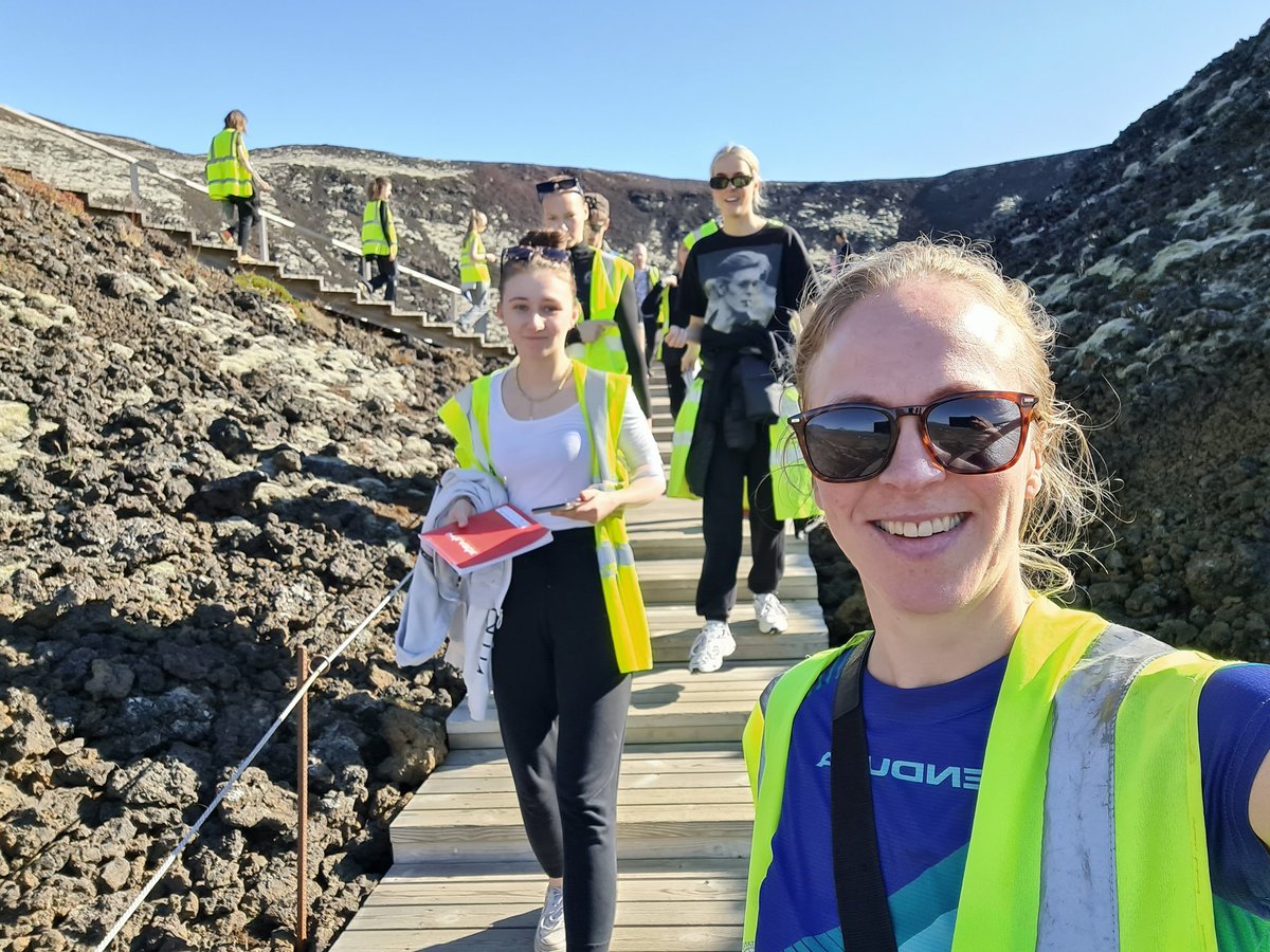 Blíðan lék við ferðamálafræðinemendur í námskeiðinu Náttúra Íslands í Borgarfirðinum í gær. Þar var fræðst um fjölbreyttar jarðmyndanir, gróðurfar og lífríki. Naskir nemendur fundu hina afar sjaldgæfu könguló skartkönguló "Araneus marmoreus" við Hraunfossa @Haskoli_Islands
