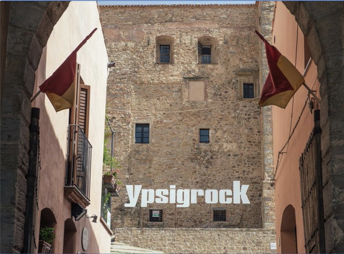 ...and the castle oscillates to the beating heart of our mind. 📸 <a href="/ElisabettaBrian/">Elisabetta Brian</a> #ilfuturoègiànostalgia 💖