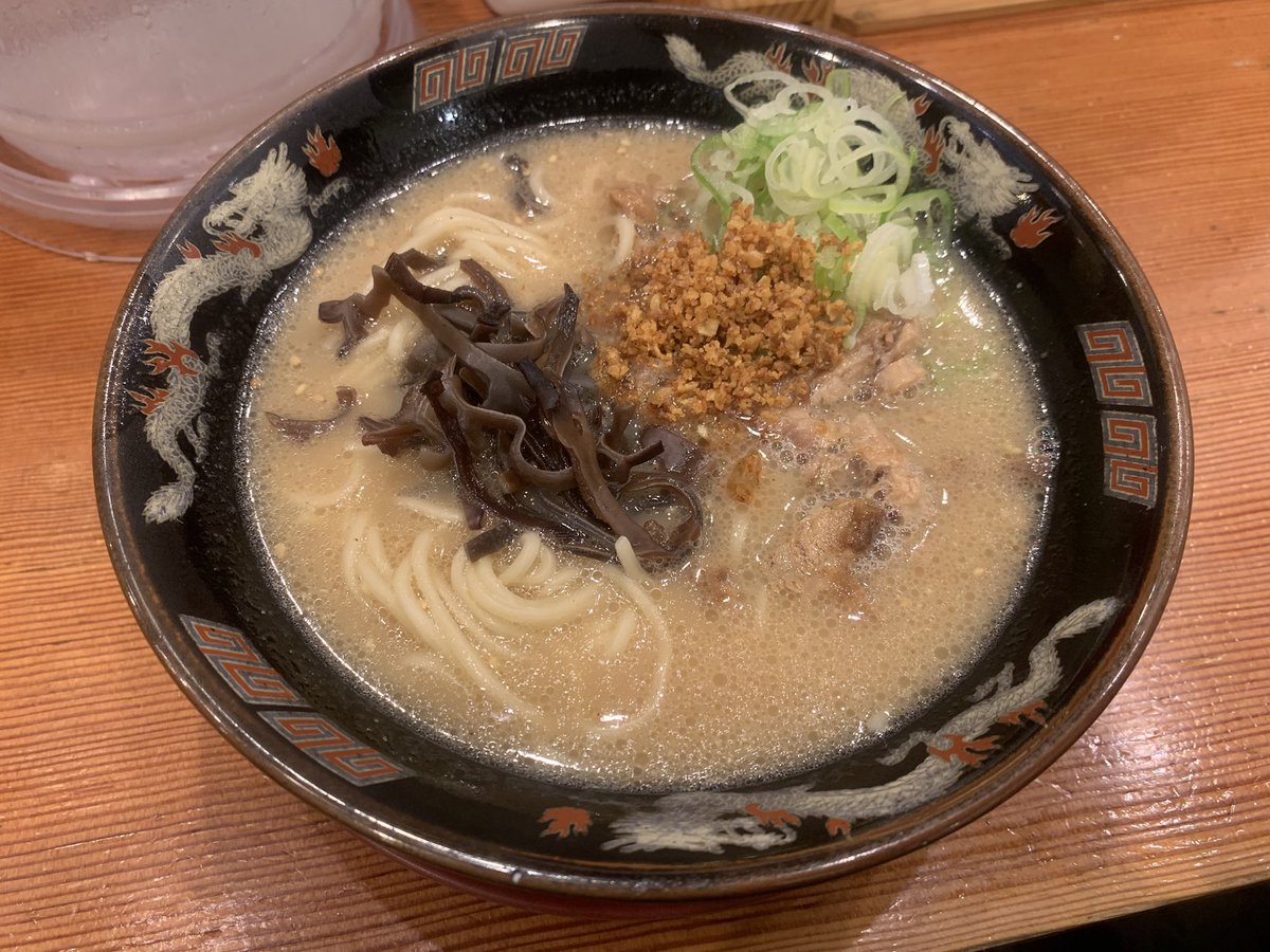 こんにちは🌇
今日は鹿児島に出張に来ています💨

天文館に本店がある「豚とろ」さんで鹿児島ラーメンをいただきました！
スープはあっさり、麺も太くて、一般的な豚骨ラーメンとは少し違い、新鮮でした😆😆

本日も皆様お疲れ様でした‼️

#企業公式がお疲れ様を言い合う
#企業公式つぶやき部
