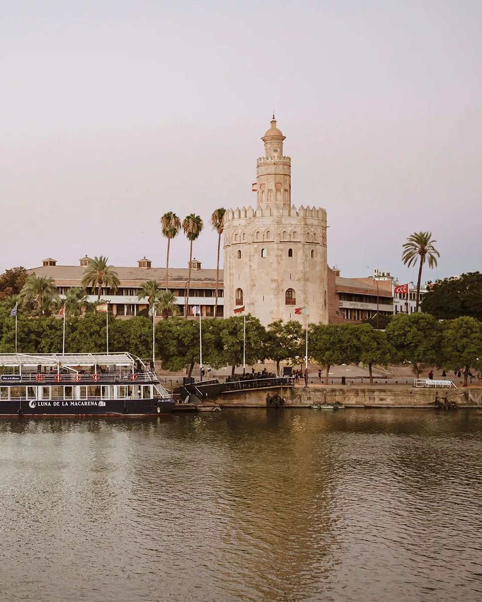La puerta a un río lleno de 𝐡𝐢𝐬𝐭𝐨𝐫𝐢𝐚, a un paisaje lleno de emblemas. 📖

No dejes pasar la oportunidad de vivir la experiencia #AbadesTriana y este atardecer desde nuestro espacio. ✨

Reservas 🖱 abadestriana.com