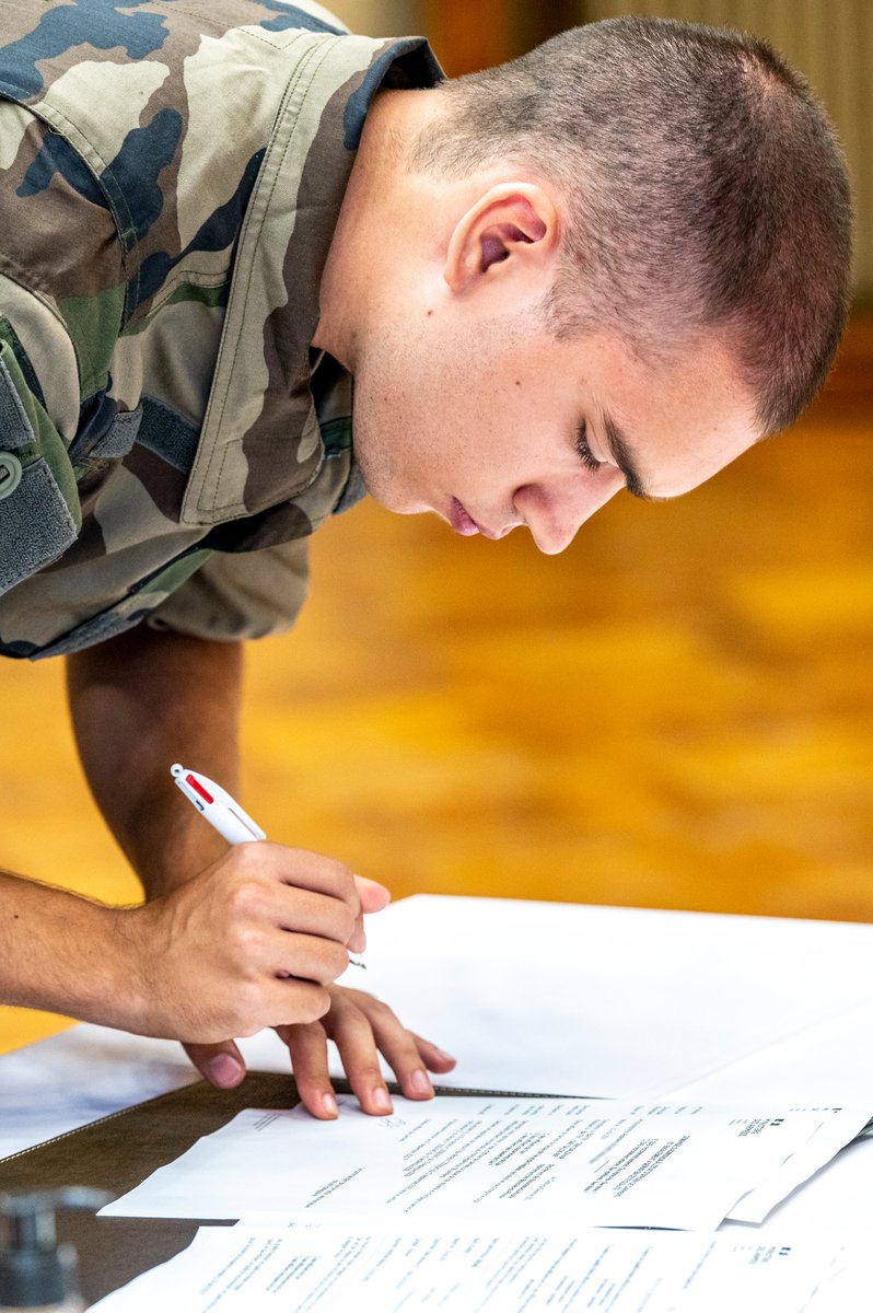 Ecoledelair's tweet photo. [ #signaturedecontrat ]
📝Récemment arrivés sur la BA 701, les élèves de la promotion 2022 de l’École de l’air et de l’espace ont signé leur #contrat d’engagement, devant le nouveau général Pierre Réal. https://t.co/9prvNQWDYT