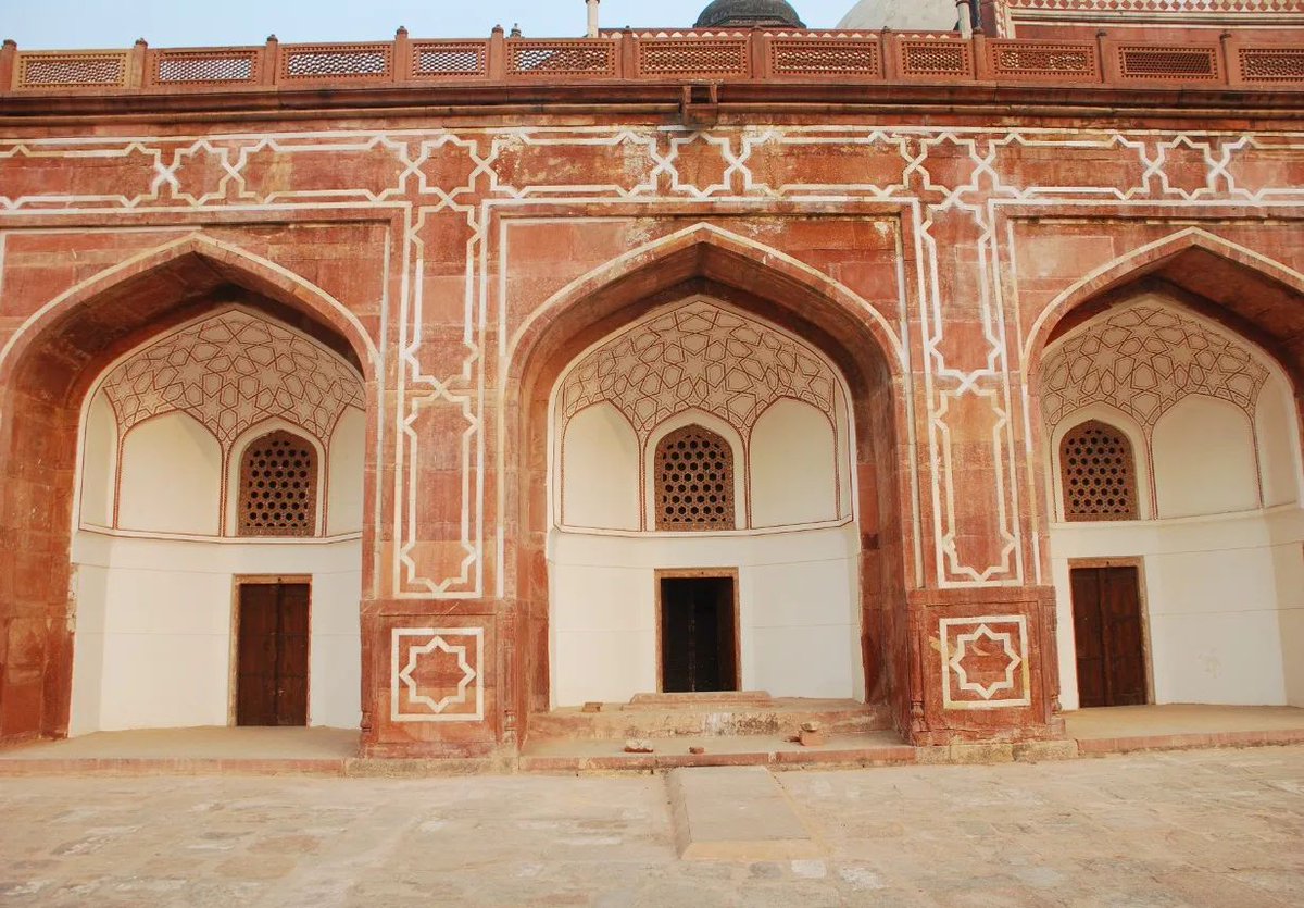 Humayun's Tomb: Restoration of  highly ornamental plasterwork. 
#nizamuddinrenewalproject

In order to restore the intention of the original builders and ensure long term preservation, the star shaped ceilings were restored under the project.