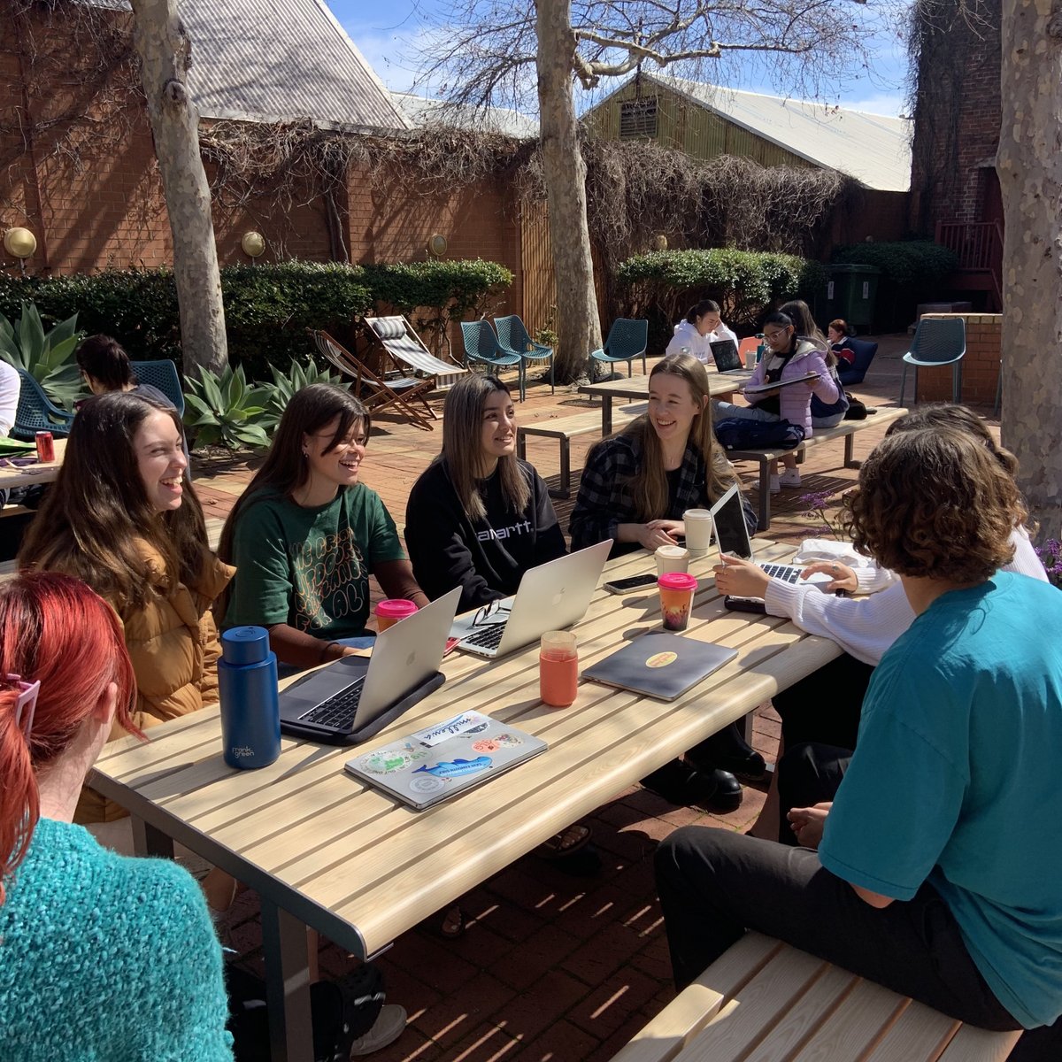 Some of our Social Justice students enjoying some sun and discussion in Malloy! 🌈☀️