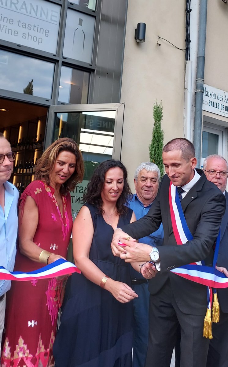 La préfète de #Vaucluse, Violaine DEMARET, a inauguré, le 2/09, la Maison du #Cairanne, vitrine du savoir-faire des #vignerons vauclusiens, aux côtés du sous-préfet de Carpentras, Bernard ROUDIL, et en présence des élus du territoire et des partenaires. 
#Vin #Culture #Romanité