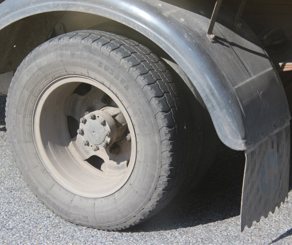 MSMTrainingLtd's tweet photo. #WiseUpWednesday. 

As autumn is fast approaching and if you operate a heavy goods #vehicle it is important to check that spray suppression flaps are:
- fitted
- secure
- not damaged
- not clogged with mud or debris

Not doing so could result in an avoidable incident, and it  ... https://t.co/7ixTgSZhwi