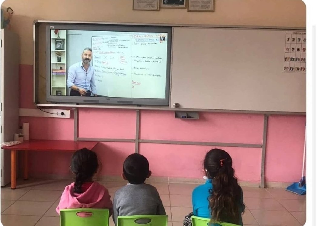 Bingöl'ün Solhan ilçesinde hayali öğretmenlik olan 3 çocuk 2.sınıfta Kpss çalışmaya başladı...