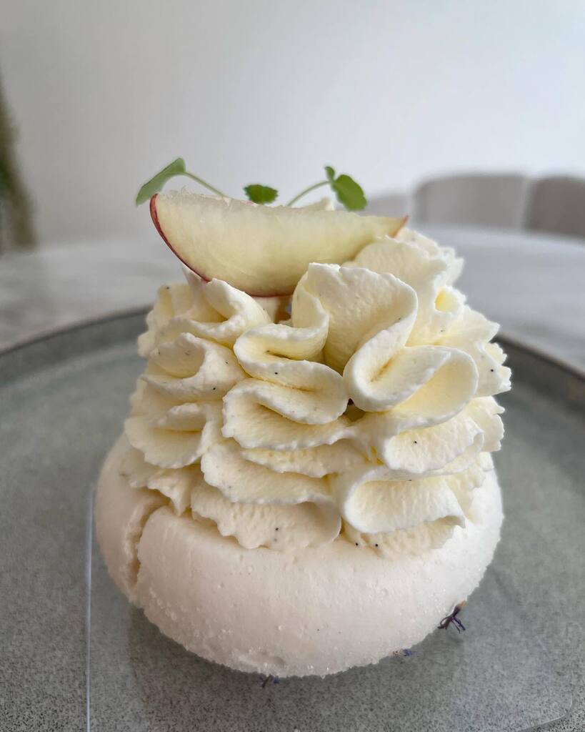 gillespudlowski's tweet photo. Ce matin, on goûte les pâtisseries de #benoitaudebert, tourangeau, ancien du Plaza athénée avec #angelomusa et de #haitza avec #stephanecarrade, qui s’est installé tout près du marché d’Arcachon. Flan jean jean vanille et muscovado, pavlova pêche vervein… https://t.co/Is49HEKbJ9 https://t.co/W5aVAmbZOs