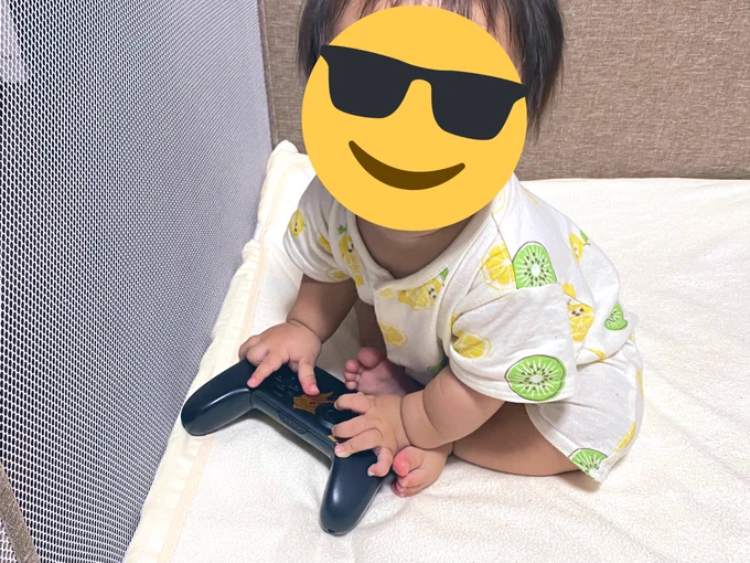 【育児日記】 赤ちゃん用リモコンに飽きたのか、渡してもすぐに飽きて放り投げてしまうようになった娘。膝に乗せてゲームしていると激しく操作妨害されるので「もしや…?」と思ってswitchのプロコンを拭いて渡してみたら……大変御満悦な様子であった。 