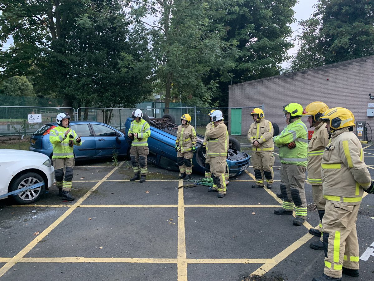 WMFSTettenhall's tweet photo. Thank you @SFRS_Bridgnorth @shropsfire great training scenarios last night,sharing ideas and equipment with Purple Watch 🚒💦🚗 knowledge bank 👍@jameswhiteuk15 https://t.co/xEZCf6iI7r