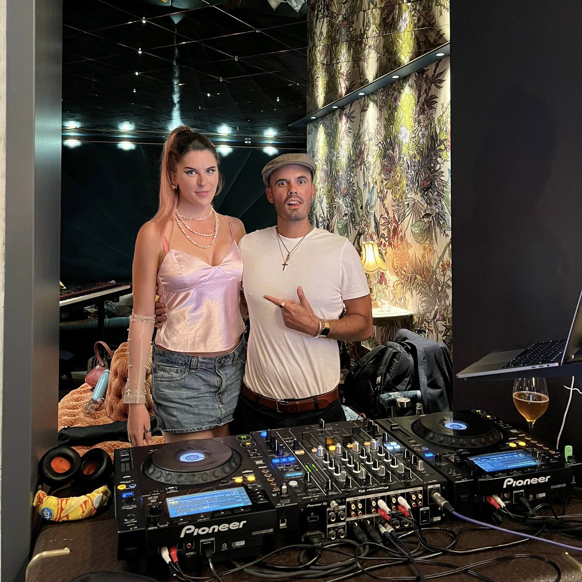 hoxtonradio's tweet photo. #TBT #hoxtonlive #liveinthelobby @AndazLondon w @thepreshaah @lilosmusic @humdingersfood @kraftdalston @erinaniker
LISTEN: https://t.co/E8YqV9aAin
#andaz #liverpoolstreet #bishopgate #cityoflondon #livemusic #5stars #luxury #hotel #liveradio #indiemusic #singer #songwriter https://t.co/HqATFSyFqq