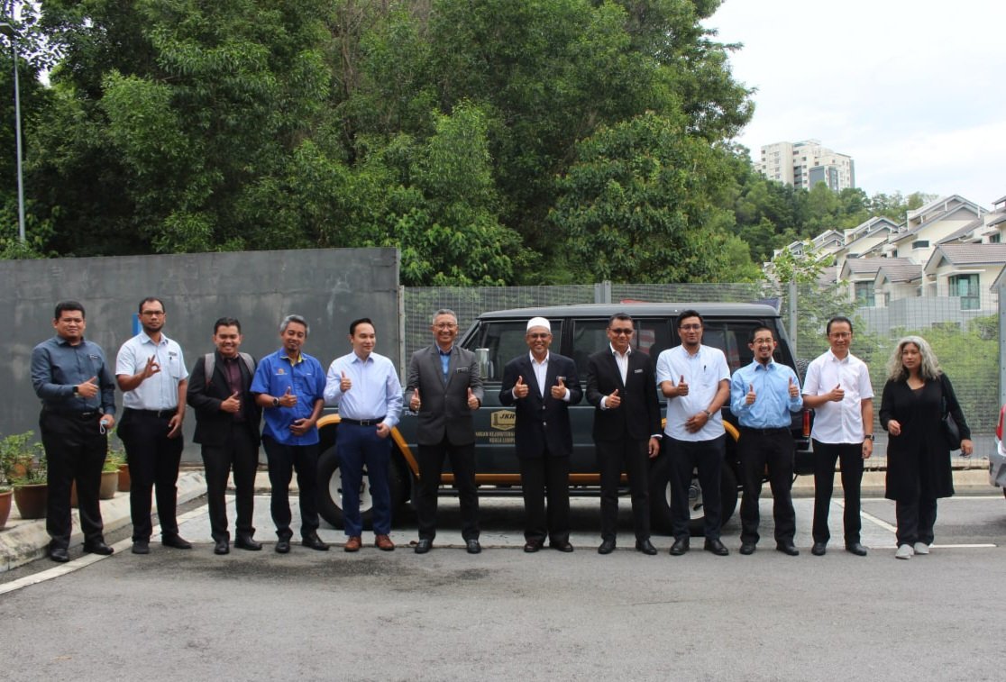 JKRWoksyop's tweet photo. Penyerahan SST perkhidmatan ubahsuai sebuah kenderaan 4WD Pajero kpd Kenderaan Elektrik (eVC).

Jangka siap dlm masa 2 bulan.

Majlis disempurnakan oleh Tn Pengarah Kanan CKM @JKR_CKM , Tn Hj Ir @IrZulkifli3 .

Turut dihadiri Pengarah R/Bentuk CKM &amp; Pengarah Kej. (Pakar ICT) CKE. https://t.co/sq1RGNzolu