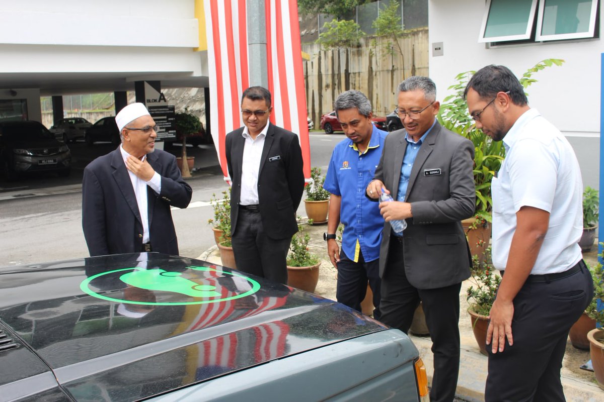 JKRWoksyop's tweet photo. Penyerahan SST perkhidmatan ubahsuai sebuah kenderaan 4WD Pajero kpd Kenderaan Elektrik (eVC).

Jangka siap dlm masa 2 bulan.

Majlis disempurnakan oleh Tn Pengarah Kanan CKM @JKR_CKM , Tn Hj Ir @IrZulkifli3 .

Turut dihadiri Pengarah R/Bentuk CKM &amp; Pengarah Kej. (Pakar ICT) CKE. https://t.co/sq1RGNzolu