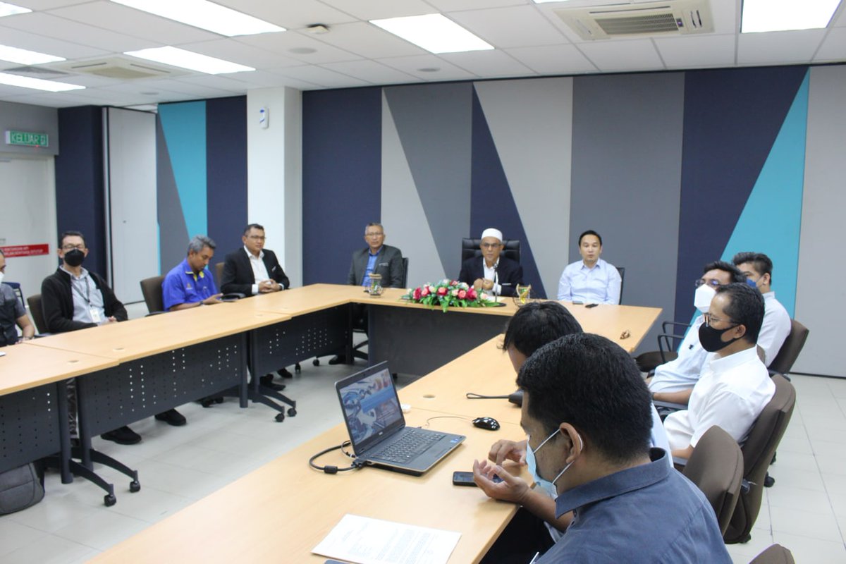 JKRWoksyop's tweet photo. Penyerahan SST perkhidmatan ubahsuai sebuah kenderaan 4WD Pajero kpd Kenderaan Elektrik (eVC).

Jangka siap dlm masa 2 bulan.

Majlis disempurnakan oleh Tn Pengarah Kanan CKM @JKR_CKM , Tn Hj Ir @IrZulkifli3 .

Turut dihadiri Pengarah R/Bentuk CKM &amp; Pengarah Kej. (Pakar ICT) CKE. https://t.co/sq1RGNzolu