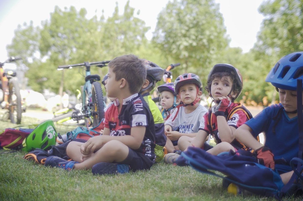 Avui hem començat una nova temporada a l’escola de ciclisme Jufré Vic-ETB! 🚴🏽‍♂️

Els dilluns és dia de minis I hem començat aprenent i gaudint per l’entorn de l’escola i treballant la tècnica amb circuits a l’asfalt!
⚠️ Recordeu que el primer dia de prova gratis!
#jufrecycling