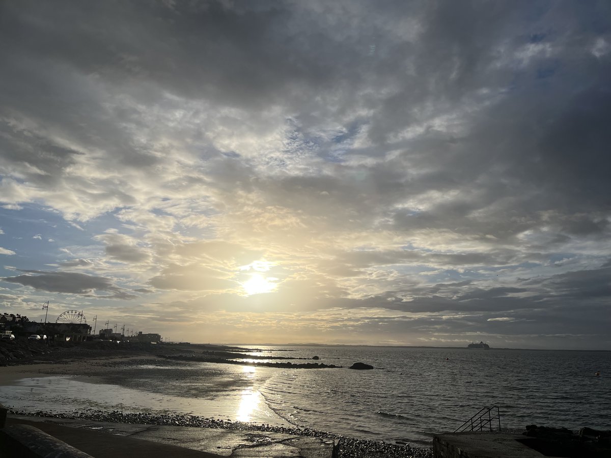 PNPaperCuts's tweet photo. Swimming between rain showers early this morning. Fab to be back in the sea following a break whilst in London for work. (Fab to be in London too, mind you.) https://t.co/sG3hLbXmaV