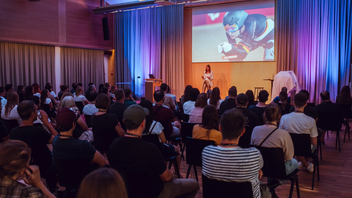 ExperienceOneAG's tweet image. Gestalter der Zukunft wird man mit dem richtigen Mindset, frischen Ideen und viel Energie. Unter diesem Motto unserer CONNECT22 haben sich ca. 130 Experience Engineers 3 Tage damit beschäftigt, wir wir Menschen dazu befähigen, Dinge auf eine neue und bessere Weise zu machen.🚀