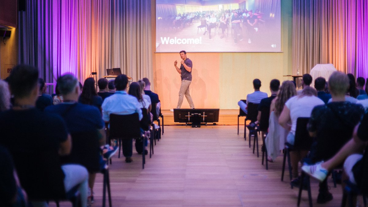 ExperienceOneAG's tweet image. Gestalter der Zukunft wird man mit dem richtigen Mindset, frischen Ideen und viel Energie. Unter diesem Motto unserer CONNECT22 haben sich ca. 130 Experience Engineers 3 Tage damit beschäftigt, wir wir Menschen dazu befähigen, Dinge auf eine neue und bessere Weise zu machen.🚀