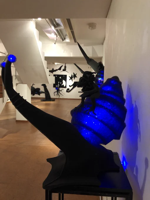 六本木に所用ありストライプハウスギャラリーのヨシカワゴエモン展に足を伸ばしました、六本木ヒルズからけやき坂通ってすぐ、広いフロアいっぱいのチャーミングなオブジェ達が大迫力で展開されています。あと二日2022年8月27日(土)～9月9日(金) 