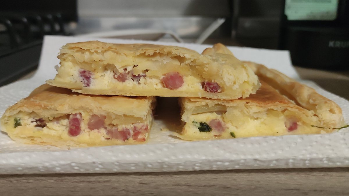 UbriacoACM's tweet photo. Torta salata con ricotta, pancetta, prezzemolo, pecorino e patate a fette 🤤 #schiscetta https://t.co/sYjBr3Dpnx