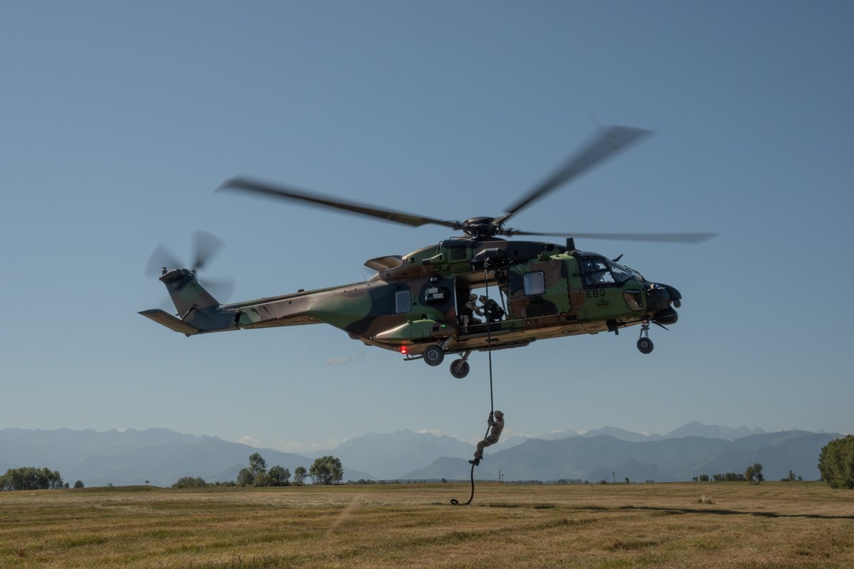 5eRHC's tweet image. En images et faisant partie de la #PrépaOps #armee2terre terre un entraînement conjoint du 5eRHC  avec le #1errhp et #35erap :
➡️le rappel et la corde lisse sur CAÏMAN à Ger.
#NotreDefense #aerocombat 
#hélicoptère.

©Cc1 Jérôme C