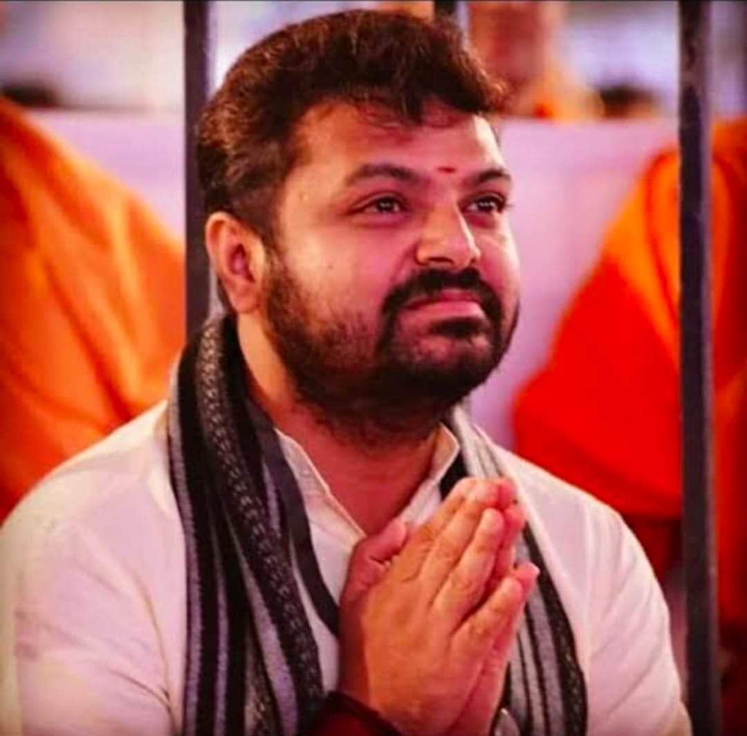 Pavan92211227's tweet photo. @NaadaPremiSha ಚಿನ್ನದ ರಸ್ತೆ............ ಗೊವಿಂದಾ🚩
ಬುಲೆಟ್ ರೈಲು........ ಗೊವಿಂದಾ🚩 https://t.co/e0WdioJWmn