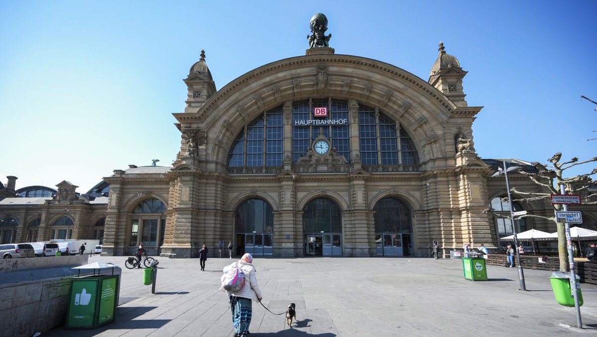 SPIEGEL_Gesch's tweet photo. Späte Ehrung für Emilie und Oskar Schindler: Frankfurt will Bahnhofs-Vorplatz ihren Namen geben Platz https://t.co/ZBfbTWRWZG https://t.co/DVsPqCOETD