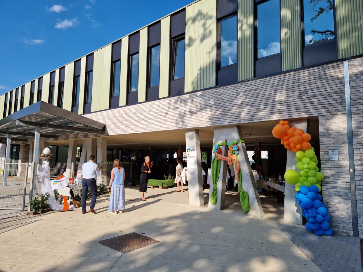 Een nieuw schooljaar, een nieuwe lading feestelijke inhuldigingen van mooie, duurzame schoolgebouwen! 🎉 Eerst aan de beurt: de nieuwbouw Groeicampus van BuSo De Richter in Genk.