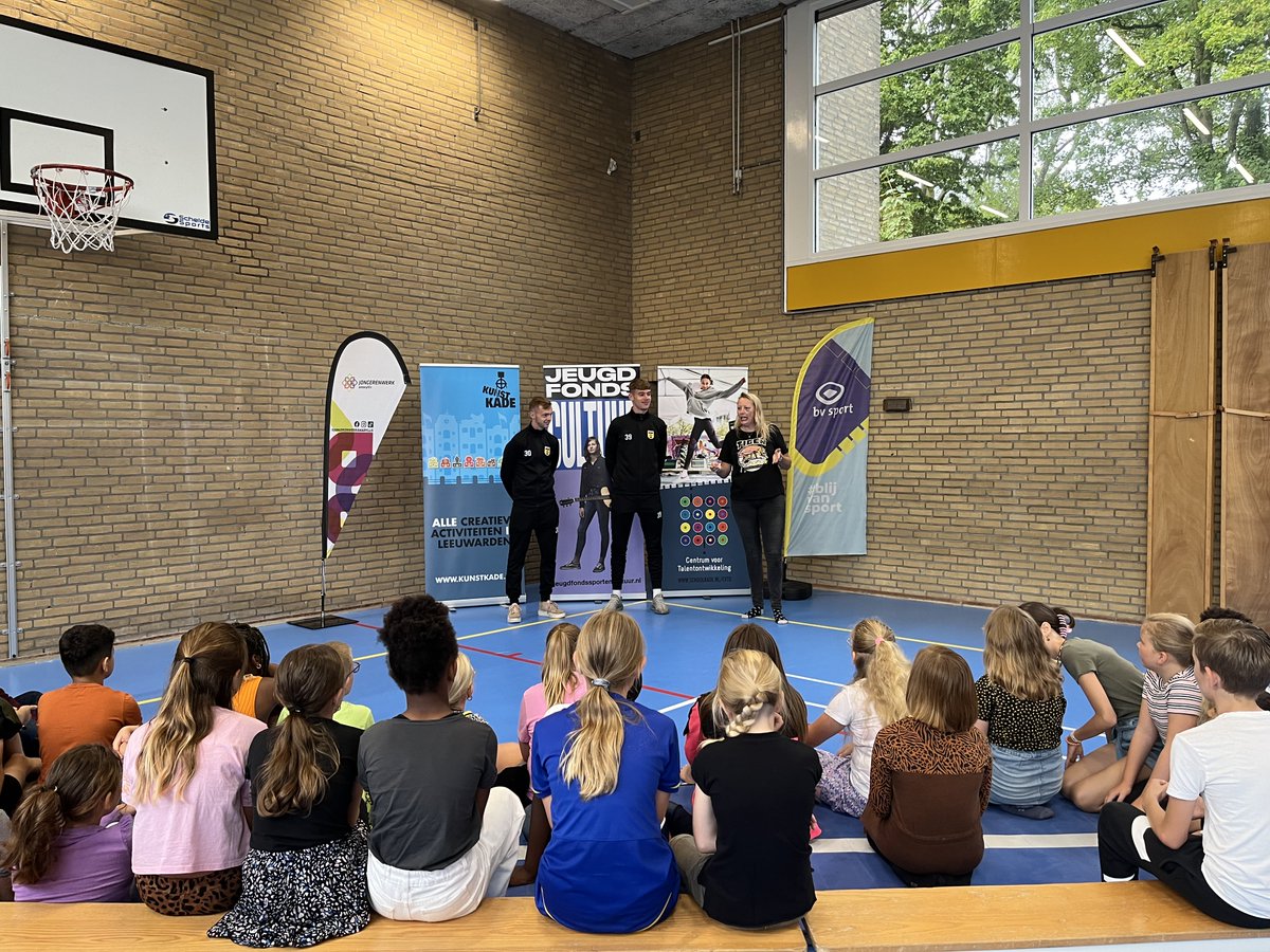 CambuurVerbindt's tweet photo. De komende 5 weken gaan leerlingen van een aantal IKC scholen uit Leeuwarden kennis maken met Sport & Cultuur. #MilanSmit & #RemcoBalk van @SCCambuurLwd verzorgden vanochtend de aftrap samen met @KunstKade @bvSPORT @JwAmaryllis en het @JFSCFriesland. Heel veel plezier 🎼🏑⚽️🎤 https://t.co/kKCf3SlsYN