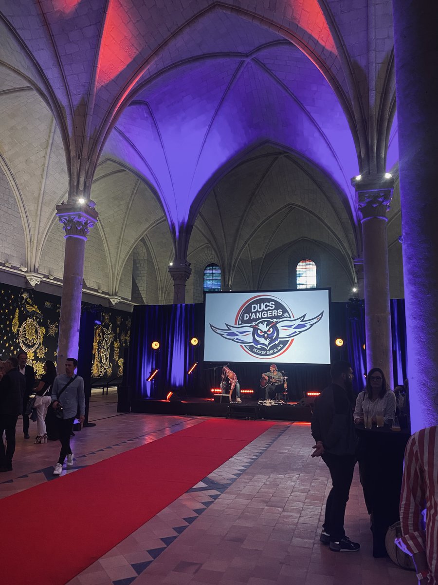 Uni__Media's tweet photo. PARTENAIRE | Hier soir s'est déroulé la soirée d'ouverture de la saison 2022/2023 de notre équipe de hockey sur glace! 🏒

Nous avons pu découvrir les joueurs et leur nouveau maillot, ainsi que partager un moment avec l'ensemble du staff et des partenaires.

#GoDucsGo https://t.co/DAP9I8H0LJ