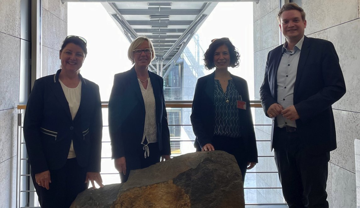 bv_miro's tweet photo. Das #Raumordnungsgesetz wird novelliert. Ein wichtiges Thema für die Gesteinsunternehmen, denn die Rohstoffe sind #standortgebunden. Flächenkonflikte müssen gelöst werden. 
Danke für das konstruktive Gespräch 
an Petra #Nicolaisen MdB (2. v. li.) 
und Michael #Breilmann MdB (re.) https://t.co/m9MkMPLoK3