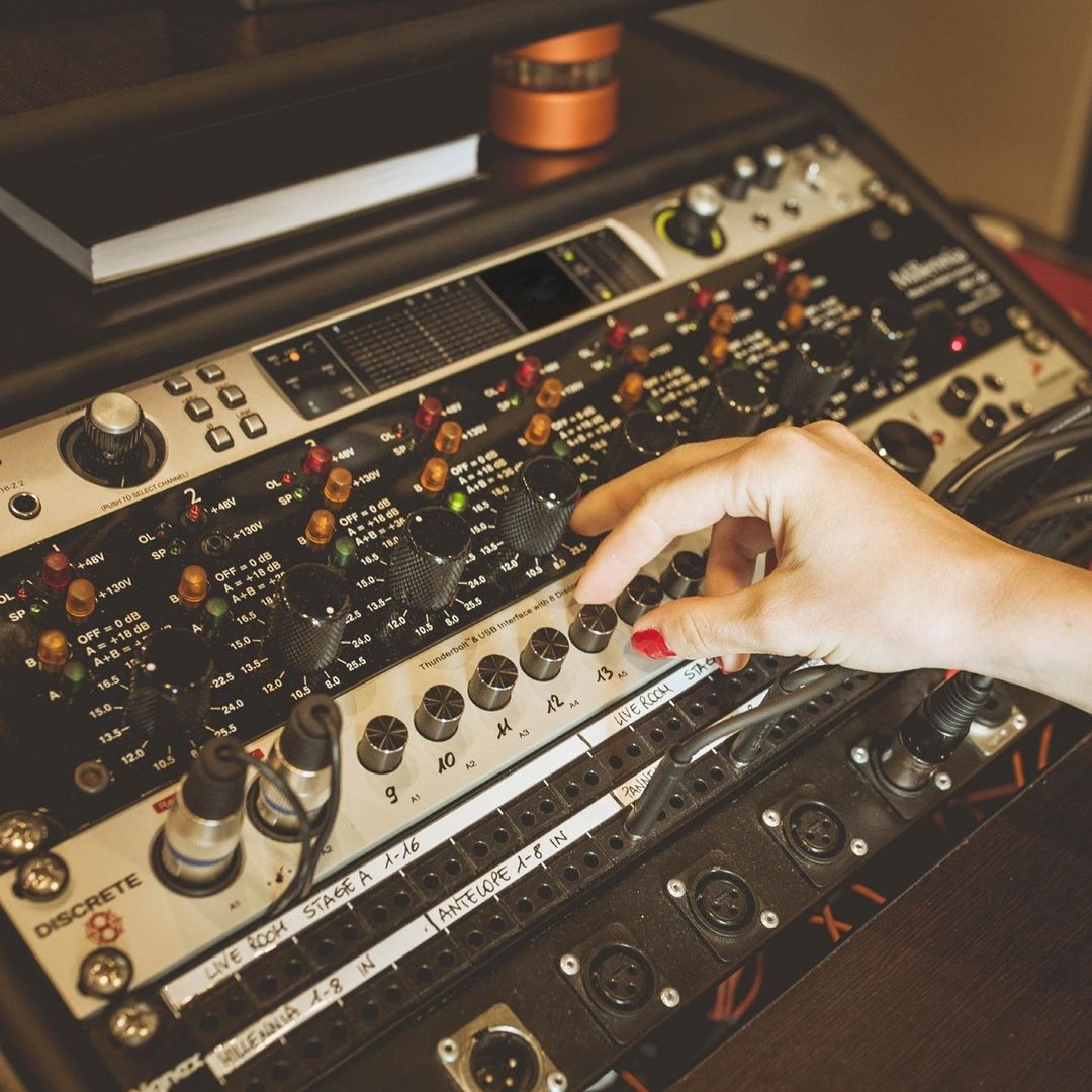AntelopeAudio's tweet photo. Confess your recording sins here. What do you often do when recording that you know you shouldn't?
📸: https://t.co/VD8IZIedl7
#antelopeaudio #audiointerface #discrete8 #audioproduction #gear #recordingtechnology #soundtechnology #mastering #proaudio #soundengineer #geargoals https://t.co/77UxkU68tZ