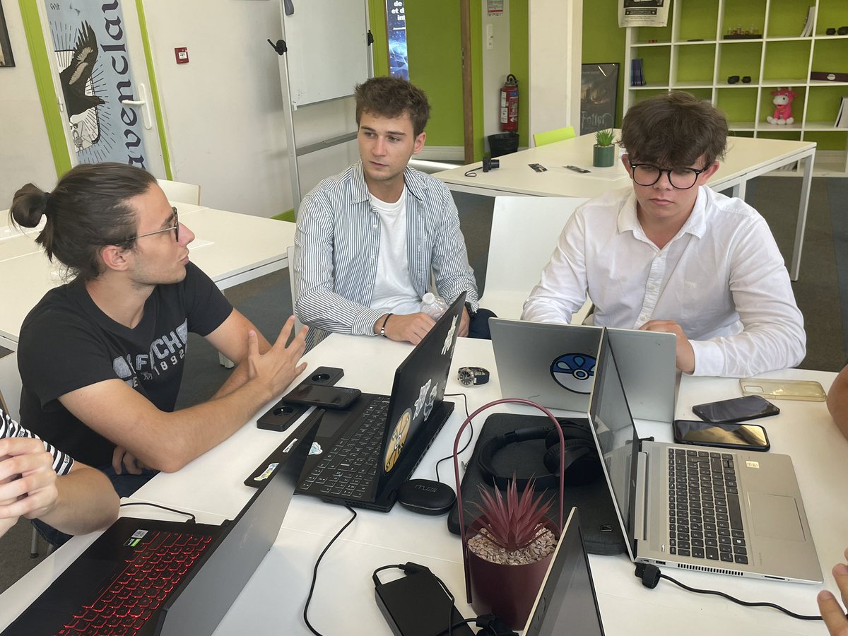 dimitry18's tweet image. 🚀 #EpitechMoonshot : Pour ce 3e jour, les étudiants se sont attaqués à un thème vaste : l’#économie. Merci à nos professionnels du jour pour s’être libérés et pour les avoir conseillés @Emixam23 @leboncoinEng, Cherpas, @AlexisMaresca de Linkar et @MarcBinda d’@Ubiflow 🙏📈