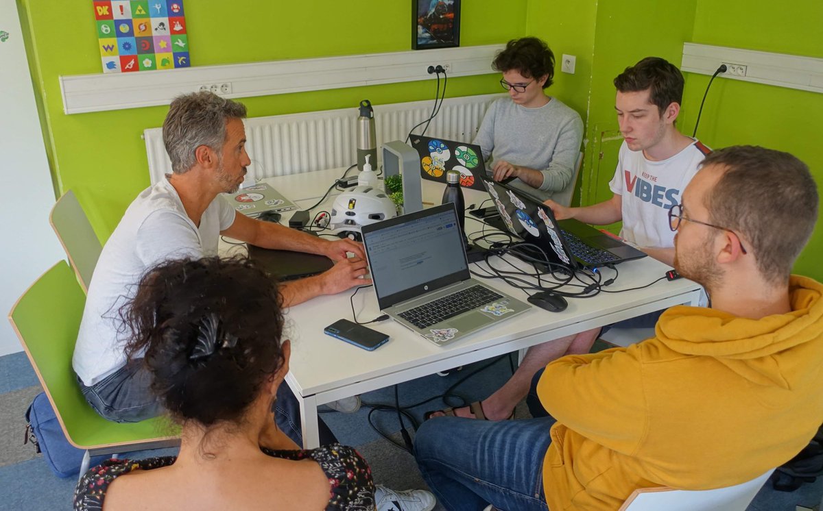 dimitry18's tweet image. 🚀 #EpitechMoonshot : Pour ce 3e jour, les étudiants se sont attaqués à un thème vaste : l’#économie. Merci à nos professionnels du jour pour s’être libérés et pour les avoir conseillés @Emixam23 @leboncoinEng, Cherpas, @AlexisMaresca de Linkar et @MarcBinda d’@Ubiflow 🙏📈