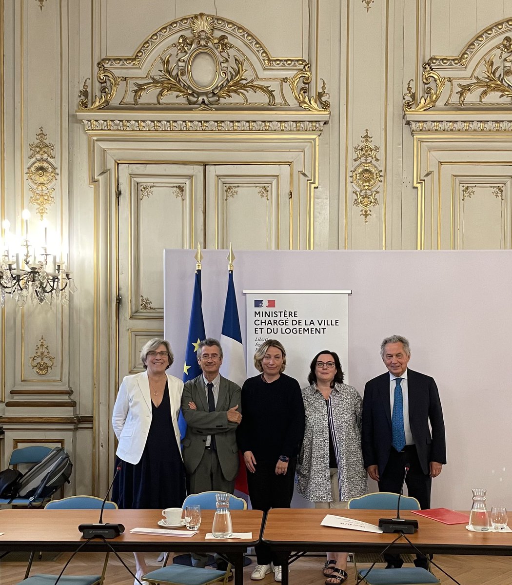 1ère réunion sur le #PactedeConfiance avec le le mvt #HLM. <a href="/emmacosse/">Emmanuelle Cosse</a> salue l’esprit de dialogue de <a href="/OlivierKlein93/">Olivier Klein</a>. Les orientations sont partagées: ✅ambition pour la production ✅accélération de la rénovation ✅innovation 
Reste la question des moyens et du soutien de l’Etat.