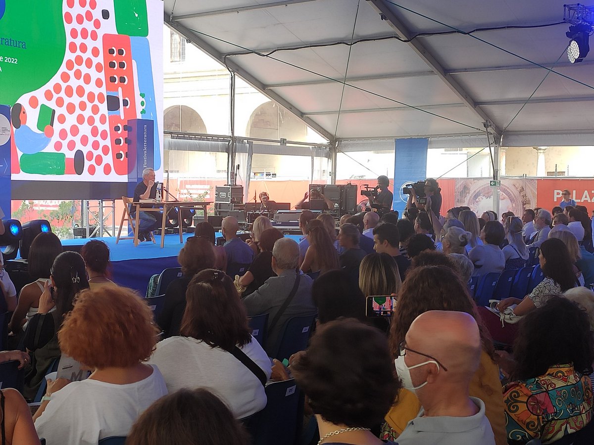 feltrinellied's tweet photo. "Adoro il @festletteratura e adoro #BeppeFenoglio. Quale occasione migliore tornare qui per parlare di lui" #FestLet22 #LaViaDellaNarrazione #AlessandroBaricco https://t.co/kwXYnzIeVt