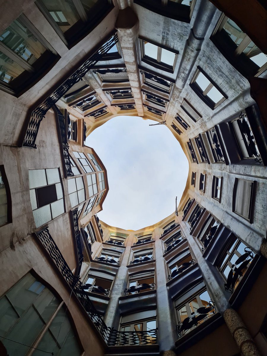 The #FlowersCourtyard has a thousand details that you can't miss 🔍 Which perspective is your favorite? 🥰
lapedrera.com/en